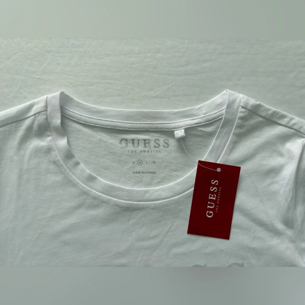 NWT-GUESS Pure White Short Sleeve Embossed Logo Tee - Picture 2 of 7